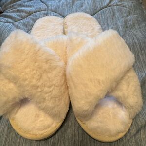 Fluffy White Slippers 6.5-7 Women’s